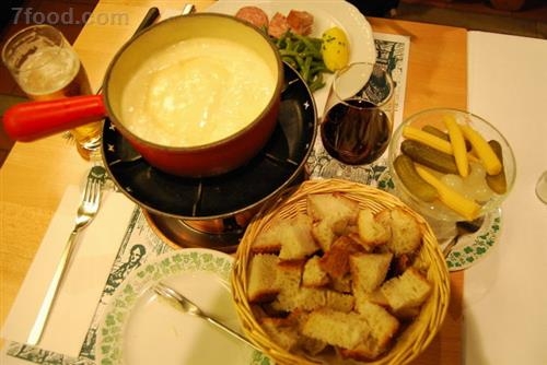 奶酪火锅是瑞士的传统饮食之一，瑞士有很多传统的奶酪饮食一定不会令人感到惊奇，其中****的是奶酪火锅(Fondue)和奶酪板烧(Raclette)。这两道菜都是用溶化的奶酪制作而成，填充加热，所以通常在冬天食用。