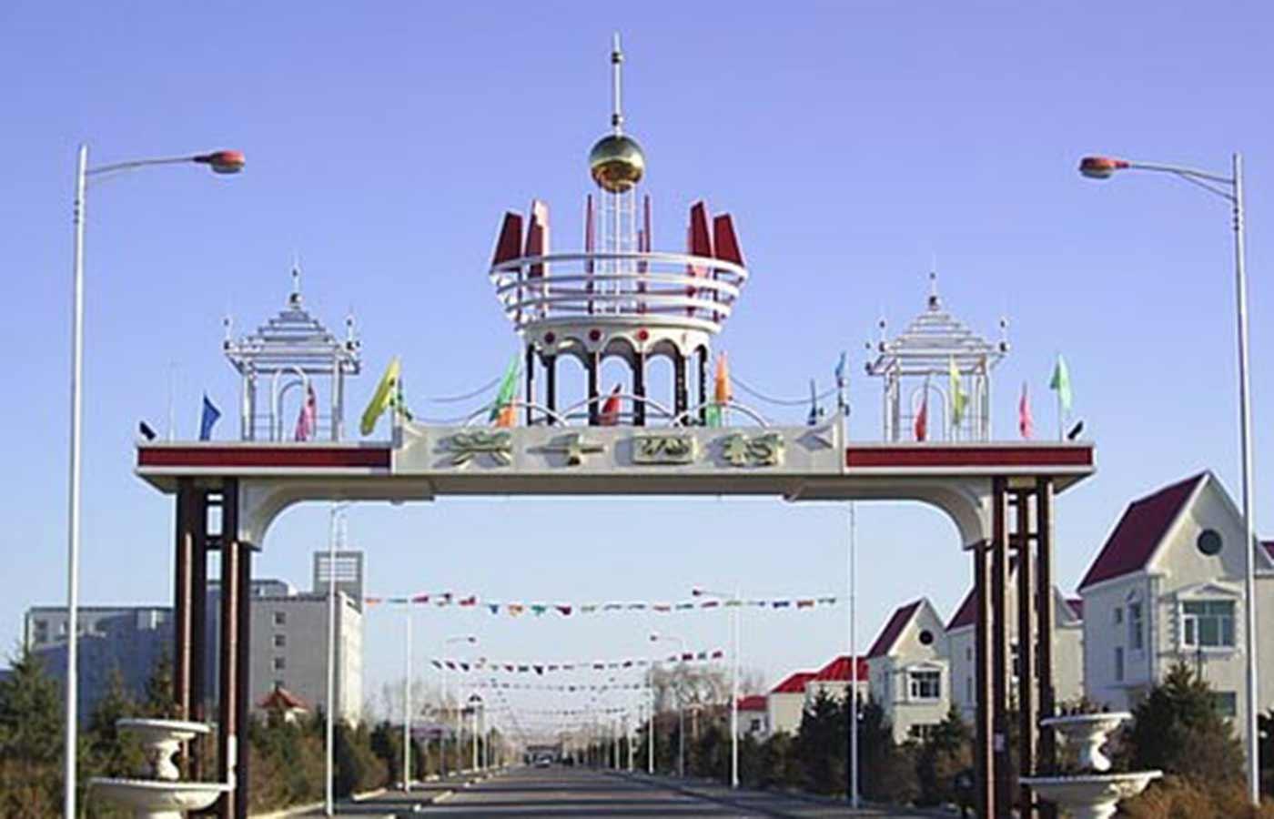 黑龙江省齐齐哈尔市甘南县音河乡兴十四村素有“龙江第一村”的美誉，位于黑龙江省西北部，甘南县城东南 17公里处，是 1956年由山东临沂地区移民组建起来的移民村。