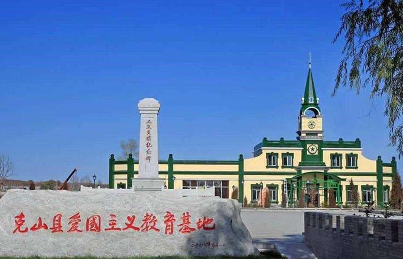 毛岸青纪念馆坐落于黑龙江省齐齐哈尔市克山县西大街爱国主义教育基地内，占地面积2.6万平方米，建筑面积1669平方米，于2008年10月9日落成，并于11月23日开馆。