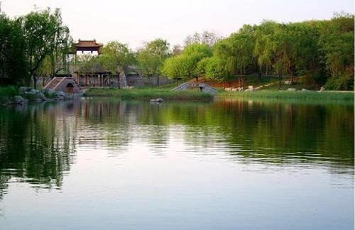 青云湖休闲度假乐园是安丘——**级城市生态湿地公园的主景区，占地总面积800公顷，**AAA级旅游景区。