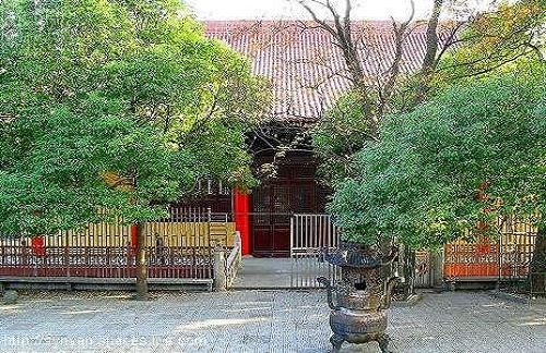青山寺位于嘉祥县城南8.2公里的林木葱茏的青山西侧，是以惠济公庙为主体的古建筑群，占地约6000平方米。