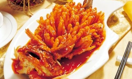 以桂鱼（又称鳜鱼、石桂鱼）加工制成，松鹤楼的传统名菜。