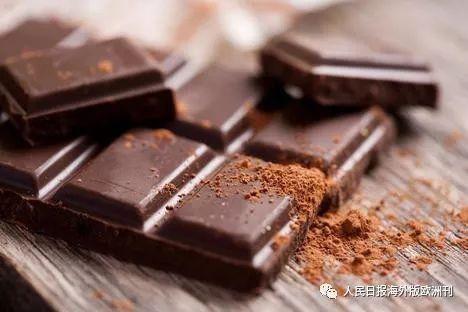 巧克力在俄国的历史始于十八世纪的叶卡捷琳娜二世时期。当时来自委内瑞拉的弗朗西斯科·德·米兰达（Francisco de Miranda）向女皇推荐了巧克力，俄国贵族很快就习惯了午餐后喝热巧克力。
**初俄国生产巧克力的都是外国人，第一块巧克力产自圣彼得堡，使用的是瑞士工艺。但**早的巧克力厂出现在莫斯科。那么，现在俄罗斯哪些巧克力**呢？