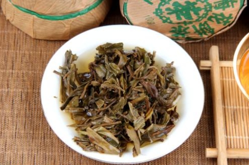 普洱茶原料产地之广，生产季节之长，等级之多，加工工艺之众，造就了普洱茶区域香型非常复杂，一缕茶香就是一个地域特色，一片茶叶亦是一种民族文化。