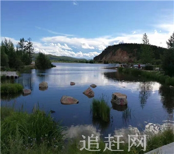 双凤湖景区座落在张广才岭北麓的黄泥河中游，距方正县城南9公里，距哈市173公里，是一处集旅游、灌溉、多种经营于一体的中型水库。