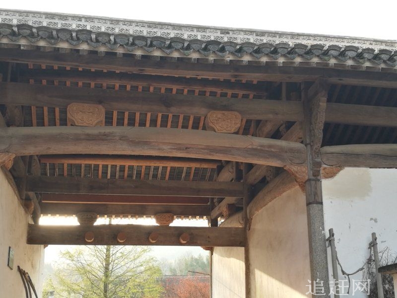 普明禅寺坐落于素有“辽南第一峰”美誉的普兰店同益乡帽山脚下，始建于清顺治八年（公元1651年），距今已有三四百年的历史。