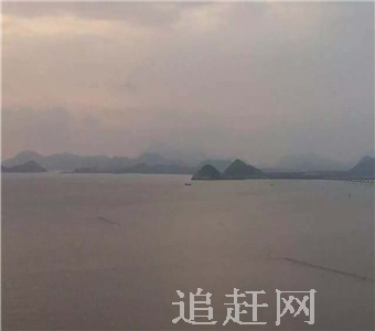 锅盔山庄依山傍水，座落在鸡东县永安镇北，方虎路旁，是**AA级风景区，占地30多万平方米，是**A级风景区。