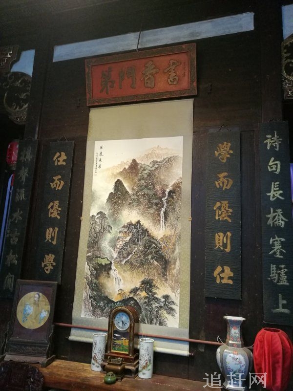 万佛堂石窟位于辽宁省义县西北9公里万佛堂村南大凌河北岸的悬崖上。