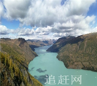 黑龙江在塔河县境内全长173公里，两岸山水相映，景色迷人，特别是开库康至依西肯江段，曲折多变，河宽400～500米，汛期可达3000多米。