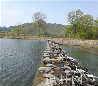 青州仰天山**森林公园位于青州市王坟镇，现为**4A级旅游景区。景区风光秀美，地域广阔，总面积达2400多公顷，森林景观、地貌景观和人文景观浑然一体。