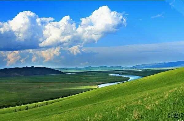 酒泉，甘肃省地级市，   位于甘肃省西北部河西走廊西端的阿尔金山、祁连山与马鬃山之间，北纬38°09′～42°48′，东经92°20′～100°20′之间，北部除少部分与蒙古国接壤外，大部与内蒙古阿拉善盟相邻，西接新疆维吾尔自治区，南接青海省海西蒙古族自治州和海北藏族自治州，东邻张掖市，总面积19.2万平方公里，占甘肃省面积的42%。