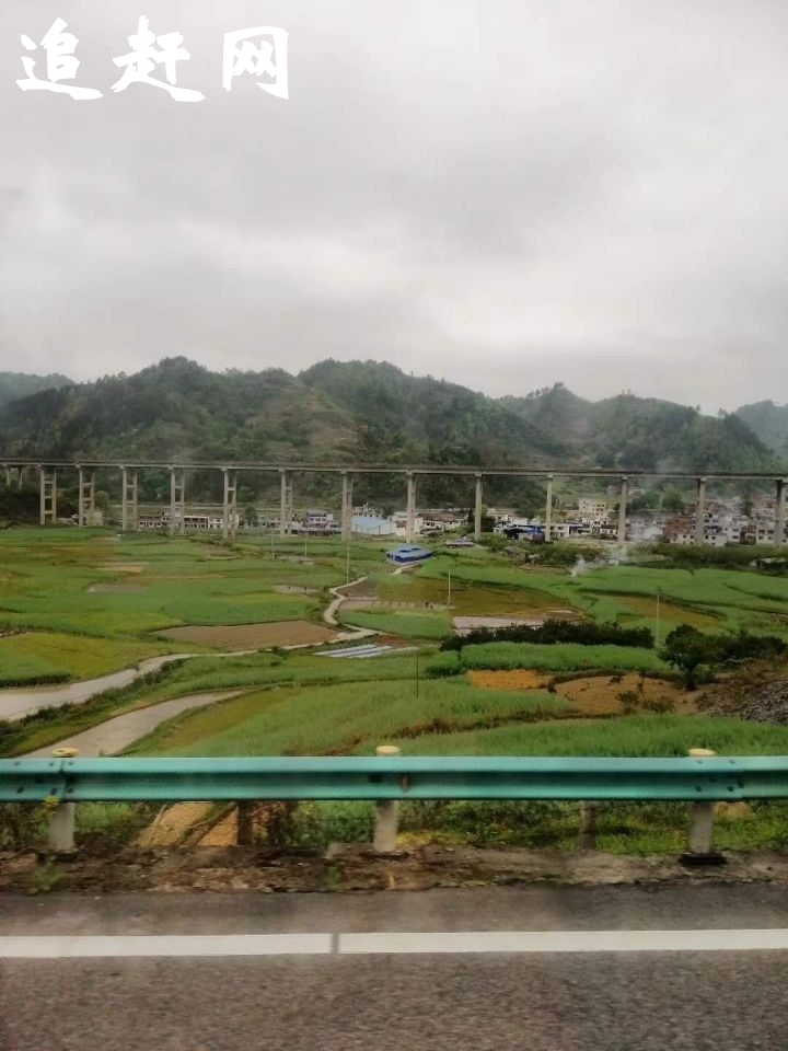 棠溪源更景区位于河南省之马店市西平县境内，总面积38平方公里，森林覆盖率95%以上。