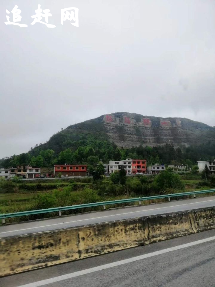 南岳衡山为我国五岳名山之一，位于湖南省衡阳市境内，七十二群峰，层峦迭嶂，气势磅礴。