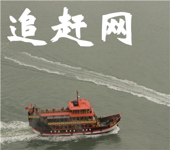 石钟山坐落在湖口县双钟镇，雄峙于长江之滨，鄱阳湖口，三面临水，一面着陆，形如半岛。