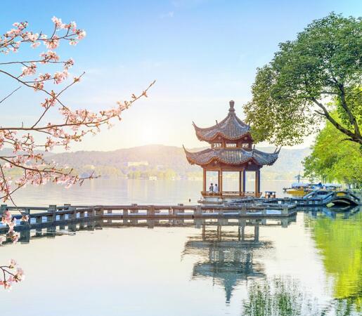 西湖无疑是杭州之美的代表，很有名的“西湖十景”环绕湖边，自然与人文相互映衬，组成了杭州旅行的核心地带。你不必执着于走遍每个景点，倒可以花上半天或一天在湖边徜徉一番，无论怎么玩，都让人心情舒畅。