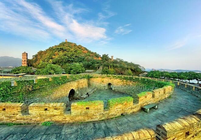 台州府城文化旅游区以江南长城为亮点，江南古长城原本是台州府城的城墙，位于临海城区。