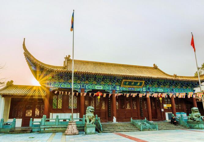 广济寺位于赭山南麓，始建于唐乾宁年间（公元894-898年），相传地藏菩萨的应世——金乔觉先在此讲经，之后才定居九华山，所以广济寺有“小九华”的美誉。