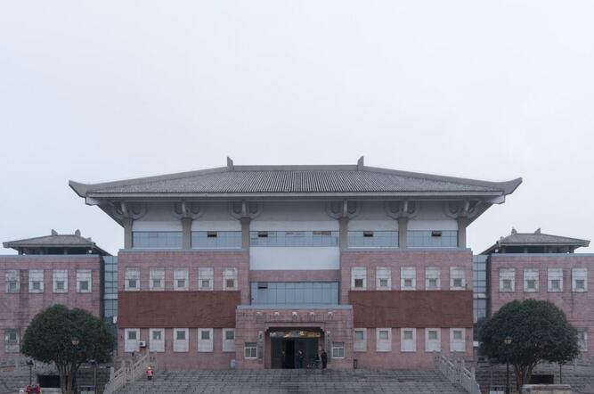 寿县博物馆位于寿春镇西大街南侧，原馆址在报恩寺内。是安徽省较早的博物馆