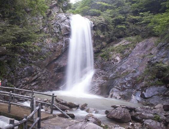 明堂山距离岳西县42公里，相传因汉武帝封禅天柱山时在此设置祭拜的“明堂”而得名。