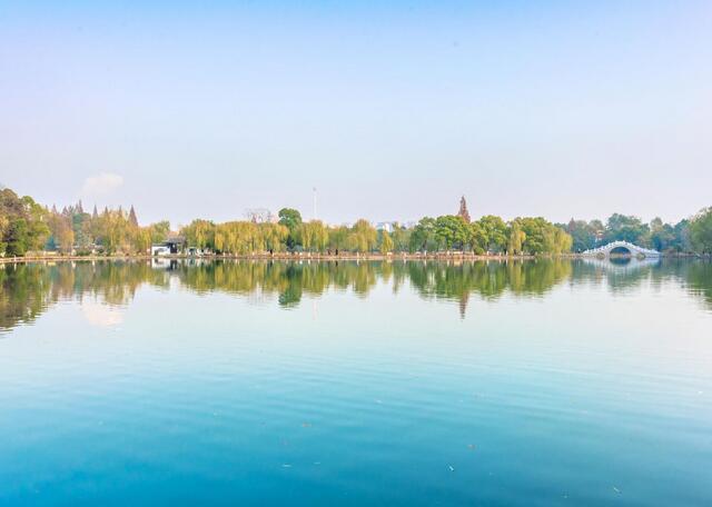 菱湖风景区是位于安庆市中心的大公园，包含菱湖公园、莲湖公园、皖江公园和安庆文化广场。