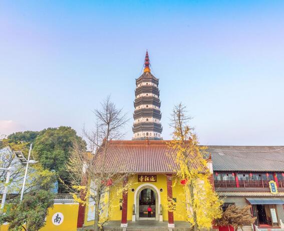 古称护国永昌禅寺，又名万佛塔，耸立于长江之滨，迎江寺内。始建于明隆庆二年（公元1568年），历时400余载，享有“过了安庆不看塔”之誉。