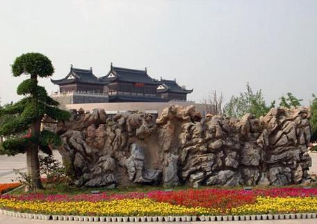奇石文化园位于灵璧县西南的汴水之滨，是一个以奇石为主题的公园。