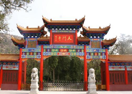 天门寺，又称钻天峪、小黄山，位于萧县白土镇戴村，始建于公元425年，占地面积1.68平方公里，主要以寺庙为核心，多个景点环绕。