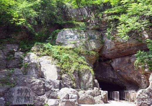 韭山洞东西主洞长一千四百七十二米，侧洞与北山的蝙蝠洞相通,长约四千多米，被专家誉为江北第一洞，其特点是深、大、险、奇、古。