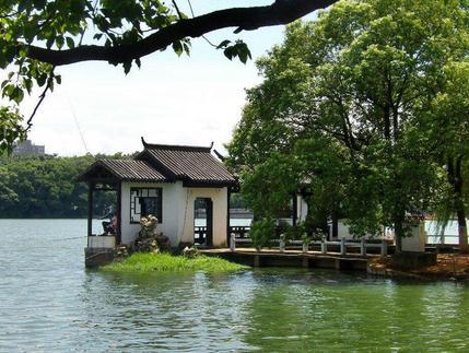天井湖公园位于铜陵市区西北，西距长江1公里多。公园围绕着大片湖面，两条曲曲折折的长堤将湖分为东湖、南湖、北湖，呈“品”字形排布，所缺西湖，当地人戏称在杭州。