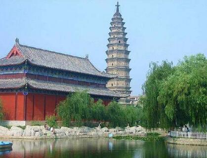 又名插花塔，位于蒙城县城。始建于宋代，因塔身内外嵌砌琉璃小佛近万尊而得名。
