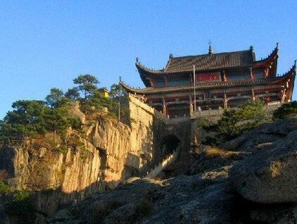天台寺，又名“地藏寺”、“地藏禅寺”，位于九华山景区的天台峰顶，是九华山地理位置**的寺院。