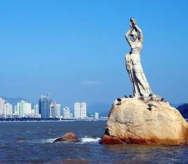 珠海渔女雕像矗立在珠海风景秀丽的香炉湾畔，雕像身高约8.7米，由70余块花岗岩打造，是珠海的标志性景观。