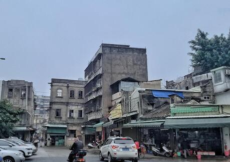 在汕头市榕江北岸的旧城区，从汕头西堤码头到外马路口的1公里路，云集着大量建于20世纪初期的建筑，这就是汕头老城。