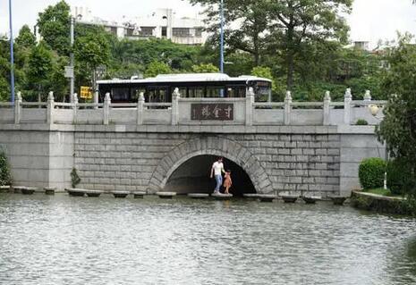 寸金桥坐落在赤坎区西侧，“寸金浩气”是湛江八景之一。1925年遂溪麻章区绅民所建，1959年重修。