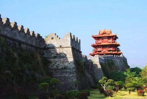 端州古城墙位于肇庆市区宋城路一带，始建于宋代。它呈长方形，制高点在城北披云楼，是广东仅存的完整古城墙，也是文化名城肇庆的标志性建筑。