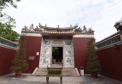揭阳关帝庙位于广东省揭阳市市区天福路。也称“武庙”，是揭阳市文物保护单位，建于明万历29年（1601年）。