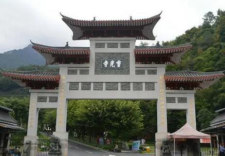 阴那山位于粤东梅县雁洋境风，山上寺观众多，位于山麓的千年古刹灵光寺较为闻名。