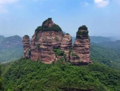 丹霞山也被称为中国红石公园，位于韶关市仁化县和浈江区境内，是广东省面积较大的以丹霞地貌景观为主的风景区。