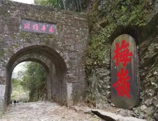 梅关古道位于江西大余县与广东省南雄市交界处，是**保存得较完整的古驿道。