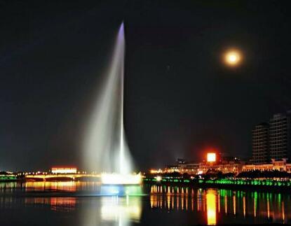 亚洲第一高喷泉位于河源大桥与珠河大桥之间的新丰江中心