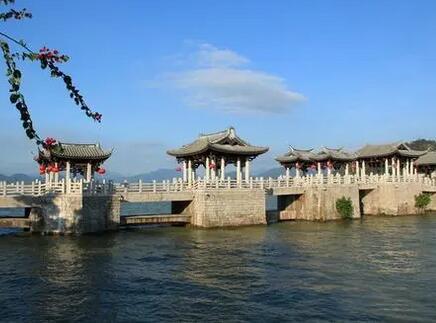 广济桥俗称湘子桥，始建于宋乾道七年（公元1171年），历史悠久。并与赵州桥、洛阳桥、卢沟桥并称为“中国四大古桥”。