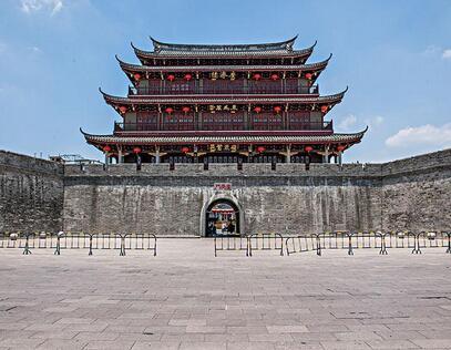 广济门城楼座落在湘子桥西端，是潮州城的主要标志。广济门城楼原称“广济楼”，也称“韩江楼”，民间俗称“东门楼”。