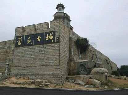 崇武古城位于惠安县东南海滨，濒临台湾海峡，是明洪武二十年（1387年）江夏侯周德兴为抵御倭寇所建。但至今，古城遗留下来的也只有一段古城墙了，所以，为了景区的可看性，古城植入了惠安的绝活——石雕。