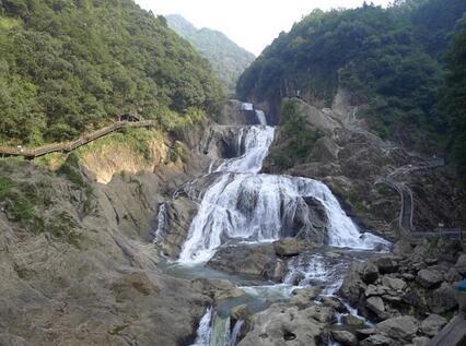 九龙漈瀑布位于周宁县东南13公里处，龙江溪在危崖断壁之间层层跌落，形成了落差近300米的九级瀑布群。