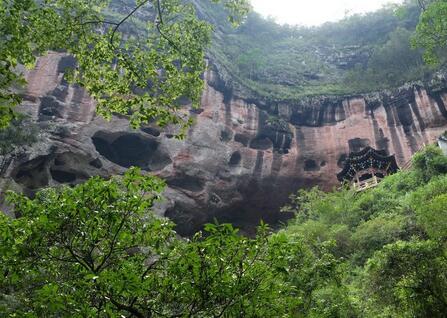 泰宁**地质公园是泰宁县丹霞景观的统称，下属许多子景区，由大金湖、八仙崖、金铙山四个园区和泰宁古城游览区组成。