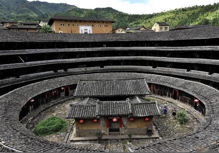 永定土楼是**5A级景区，也被人们戏称为“中国古建筑的一朵奇葩”。
