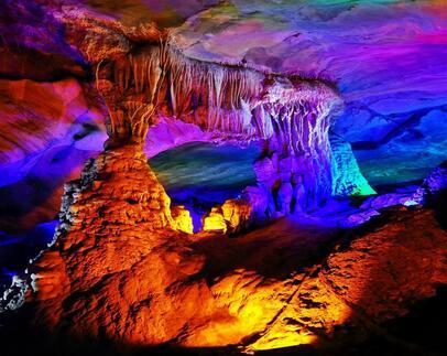 龙硿洞距离龙岩市区大约50公里，是武夷山脉中的一个溶洞。除了奇幻的钟乳石景，地下暗河也是龙硿洞的一大特色。