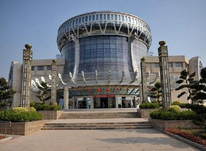 广西民族博物馆位于青秀区，毗邻青秀山风景区，这里陈列着种类齐全的铜鼓，****的铜鼓“雷纹大铜鼓”就位于其中。