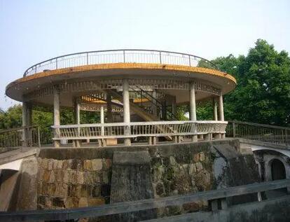 人民公园位于南宁市区北部，是南宁有名的城市公园。