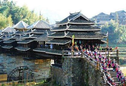 程阳风雨桥又名永济桥、盘龙桥，位于三江侗族自治县内的程阳八寨景区中，是其标志性景点之一，更是广西众多风雨桥中很有名的一座。